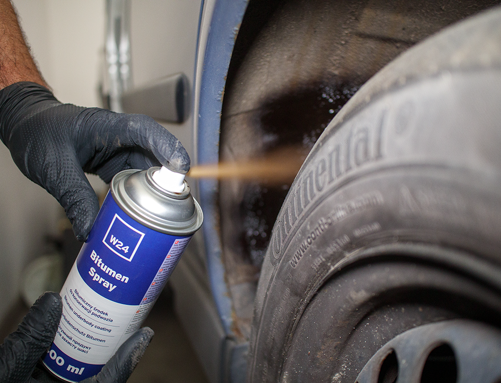 W24 Bitumen Spray - Bitumiczny środek do konserwacji podwozia | Kolor czarny | 400 ml